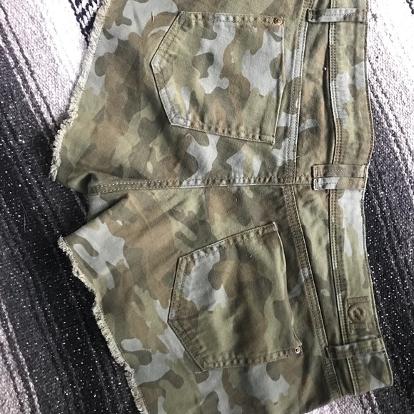 Camo lei Shortie Shorts - Picture 3 of 3